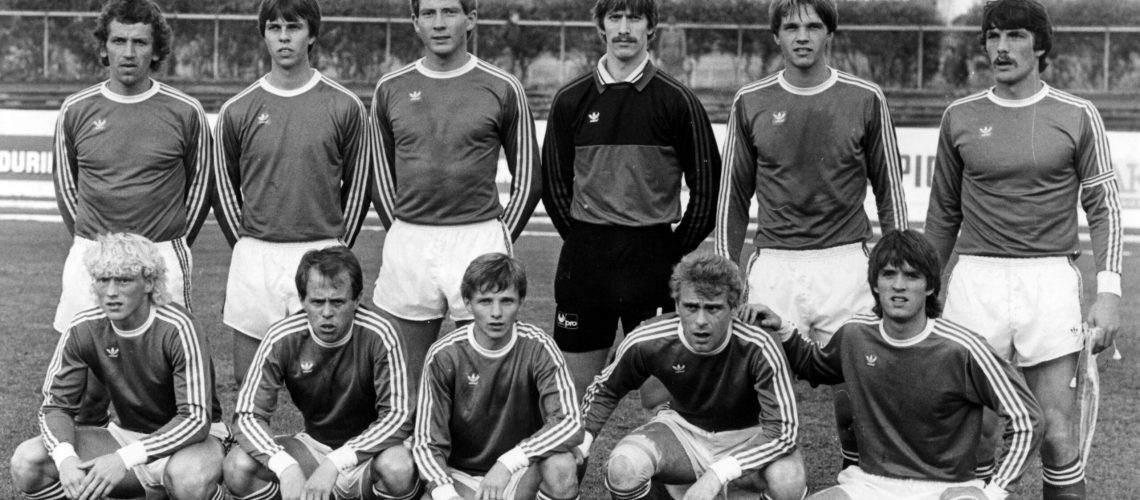 Ísland - Holland 1-1 (0-0), EM - Reykjavík, Laugardalsvöllur 1. september 1982.Þorsteinn Bjarnason, Viðar Halldórsson, Sævar Jónsson, Marteinn Geirsson fyrirliði, Trausti Haraldsson (Ómar Torfason 68.), Karl Þórðarson, Janus Guðlaugsson (Gunnar Gíslason 13.), Atli Eðvaldsson, Pétur Órmslev, Arnór Guðjohnsen, Lárus Guðmundsson.Varamenn: Guðmundur Baldursson, Sigurður Lárusson og Örn Óskarsson.Mark Íslands:  Atli Eðvaldsson (49.).Þjálfari:  Jóhannes Atlason.Áhorfendur:  2.862Dómari:  McGINLAY  Brian R. (Skotland).Aftari röð frá vinstri:Janus Guðlaugsson, Lárus Guðmundsson, Atli Eðvaldsson, Þorsteinn Bjarnason, Sævar Jónsson og Marteinn Geirsson.Fremri röð frá vinstri:Arnór Guðjohnsen, Viðar Halldórsson, Karl Þórðarson, Trausti Haraldsson og Pétur Ormslev.