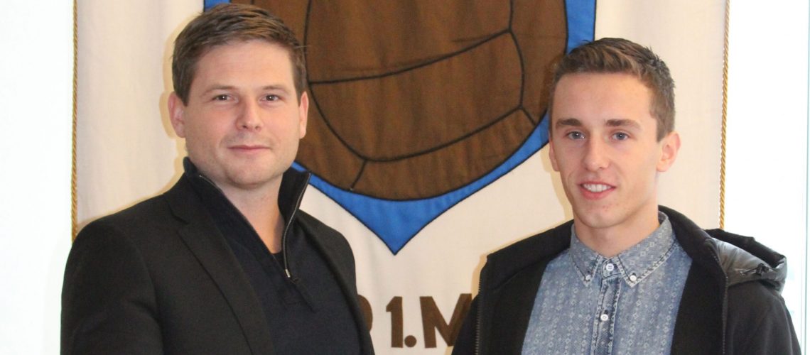 Aron Þórður skrifar undir samning feb