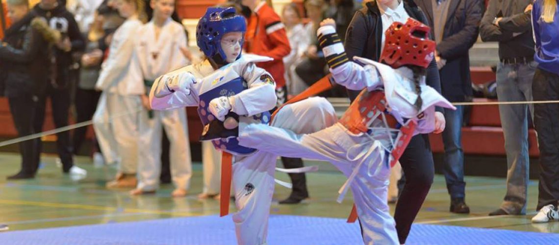 Heðrún Lóa Framari með blá hjálminn að keppa í sparring vefur
