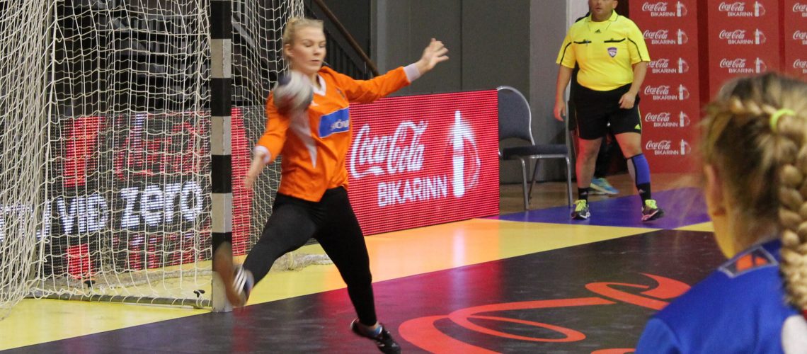 Heiðrún Dís ver vítakast.